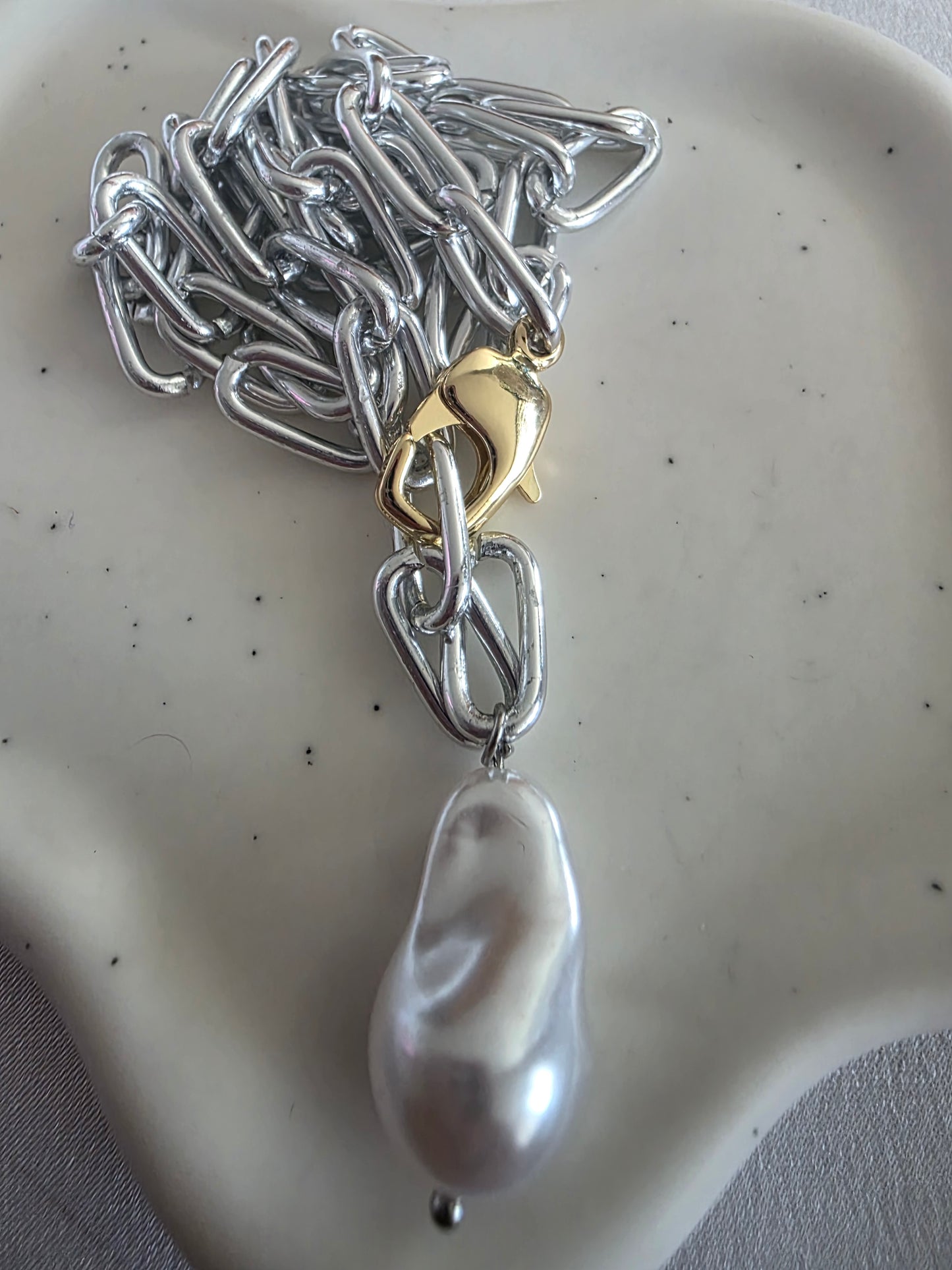 2 tones pearl lariat