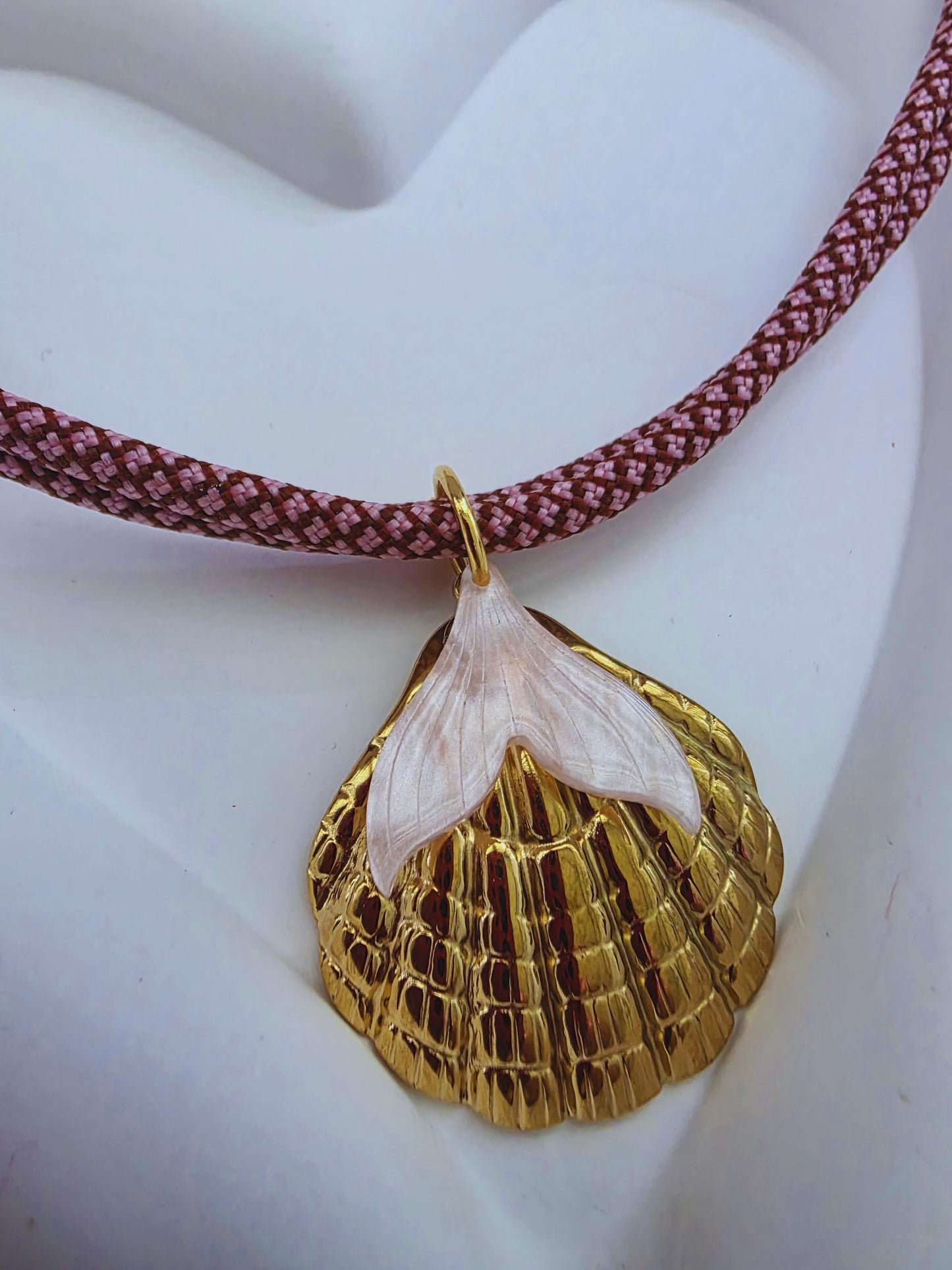Marea rosa necklace