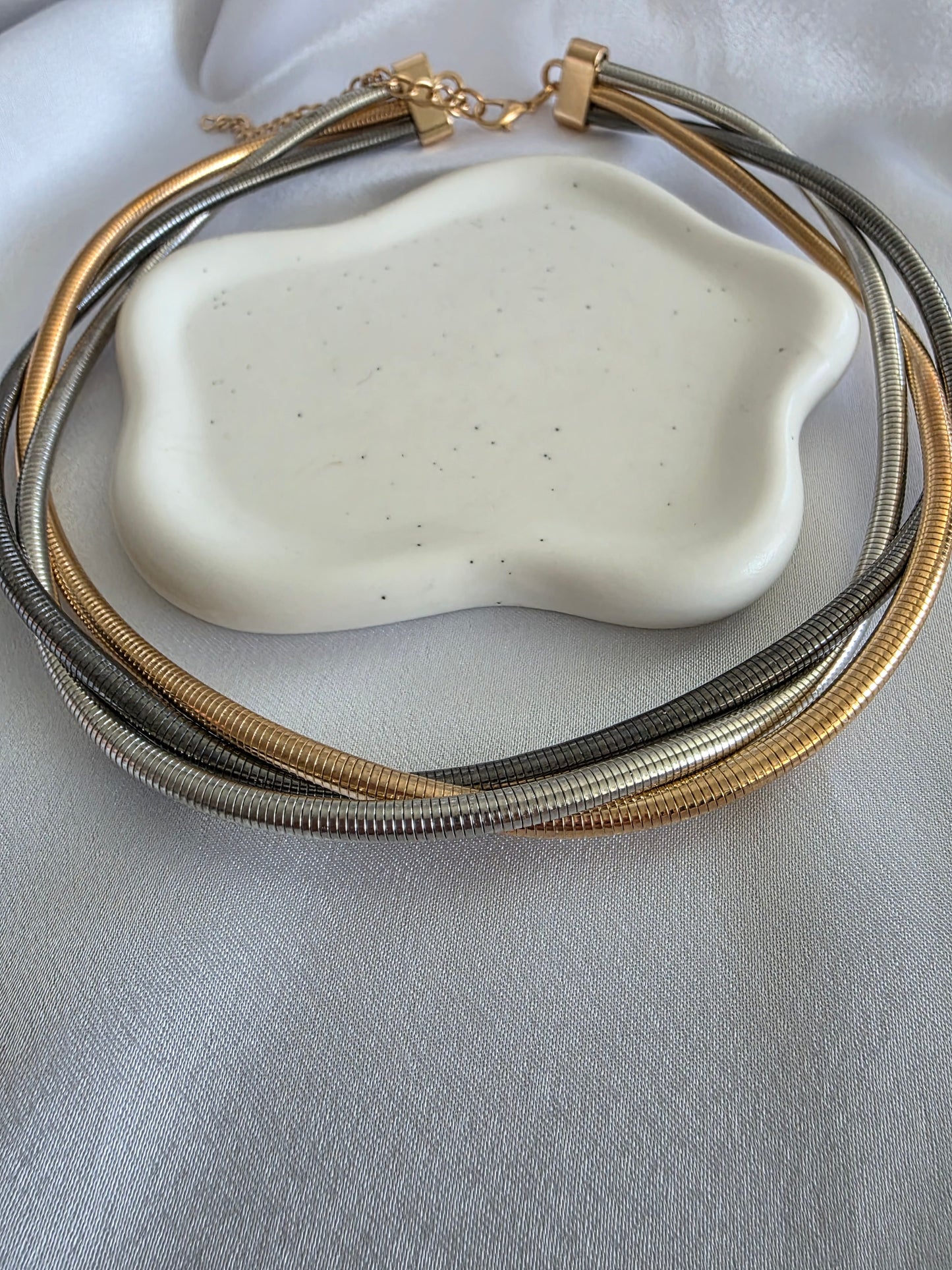 Tricolor choker