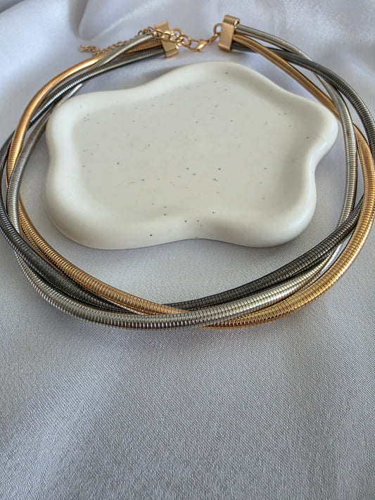 Tricolor choker