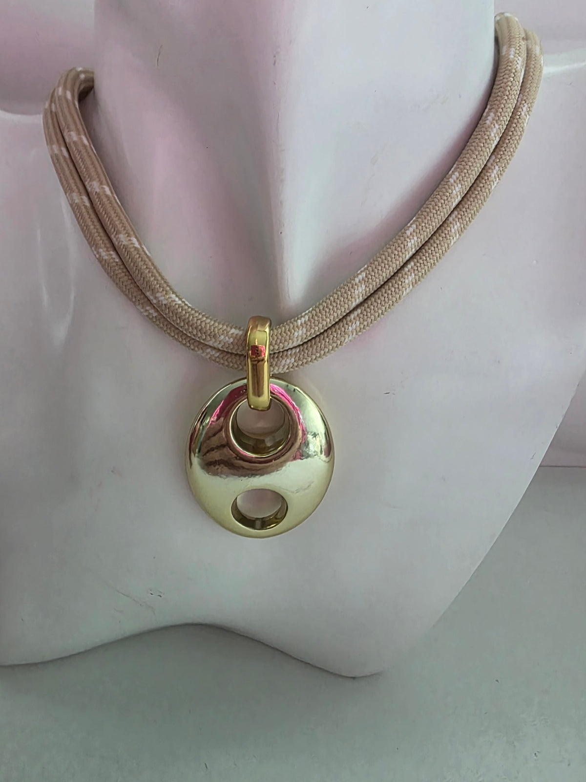 Gc nude choker