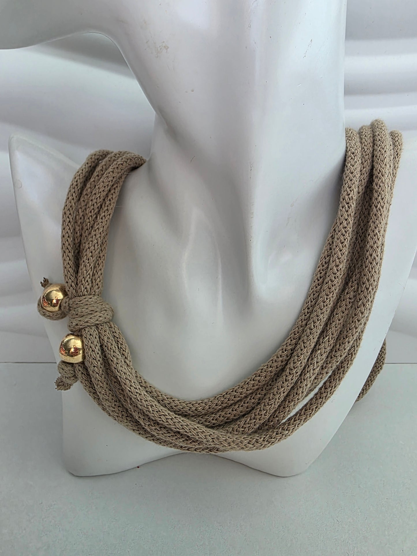 Nude necklace