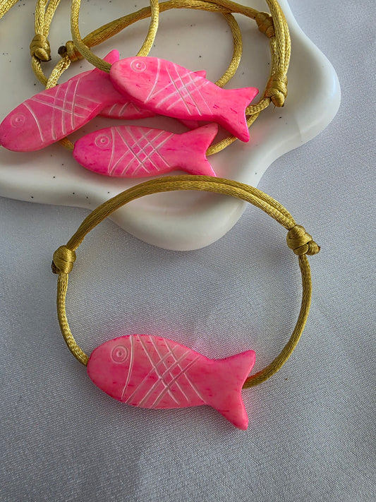 Pinky fish bracelet
