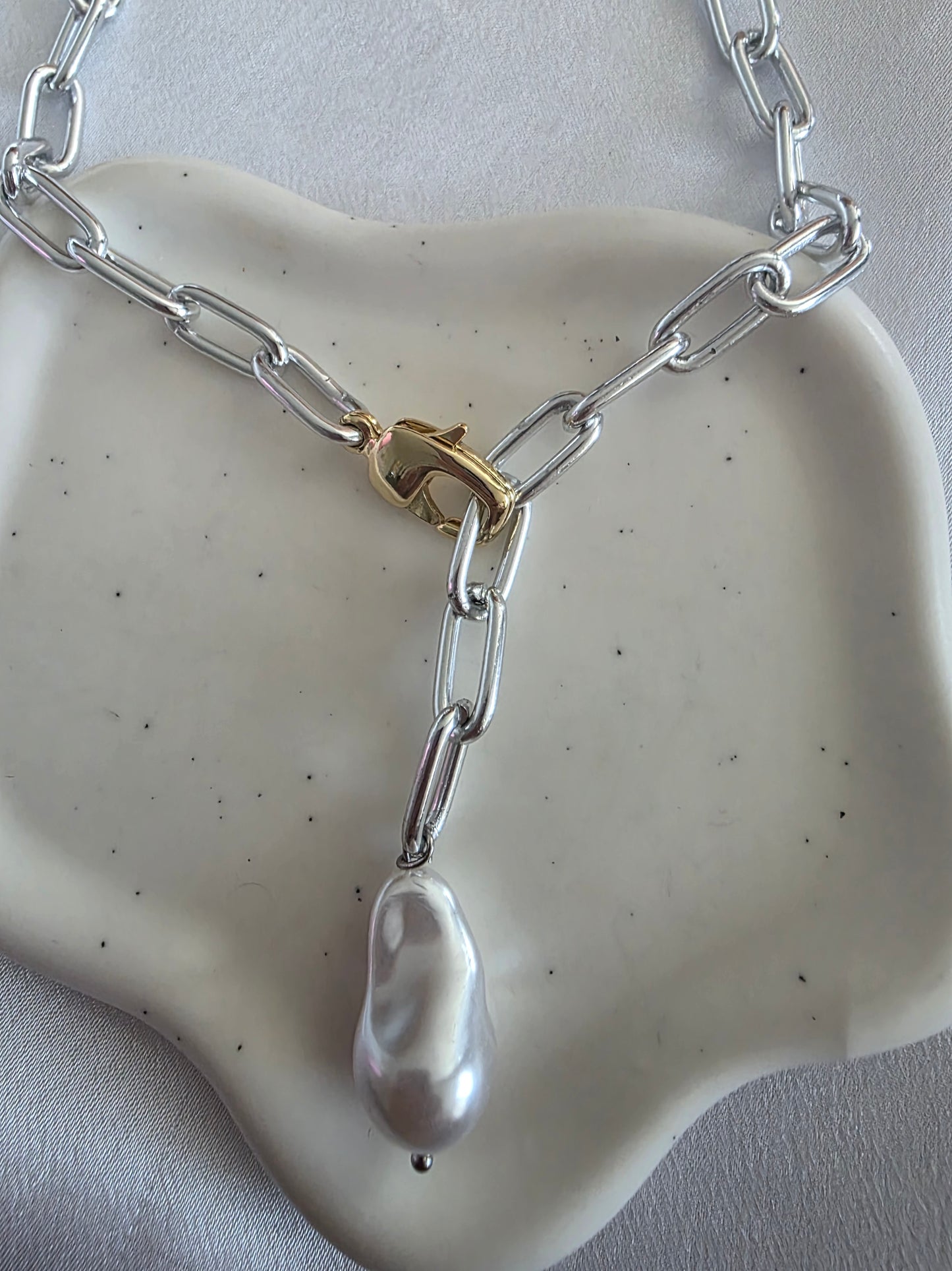 2 tones pearl lariat