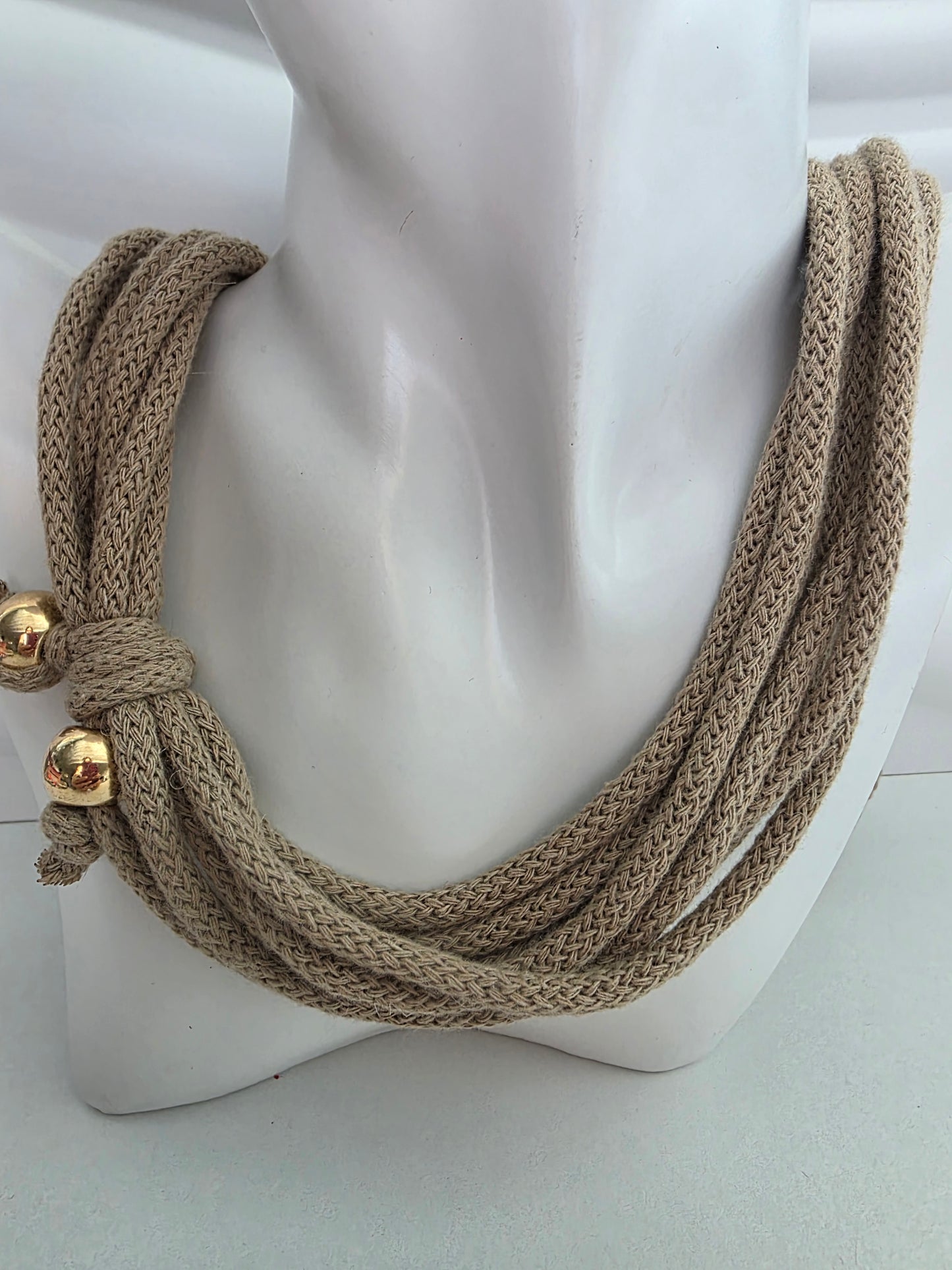 Nude necklace
