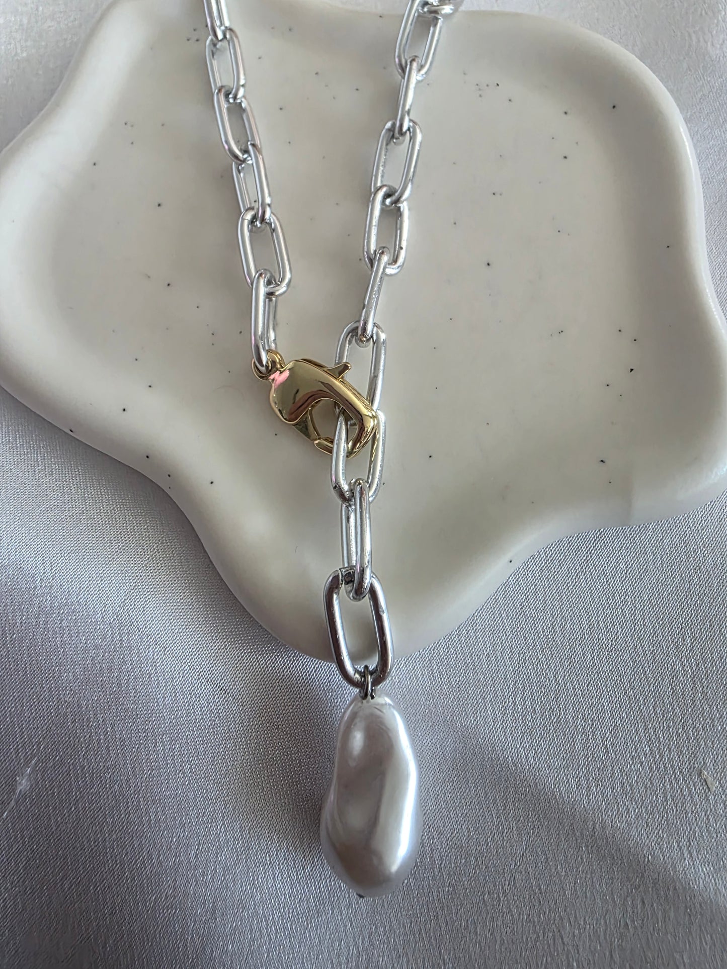 2 tones pearl lariat